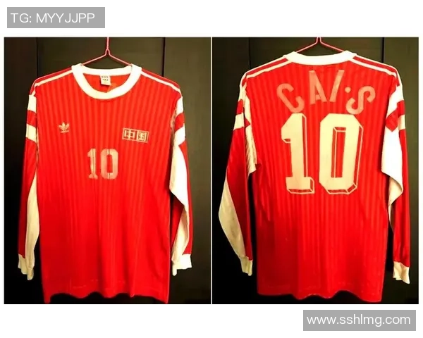 足球明星闪耀球场，独特图案球衣展现个性风采